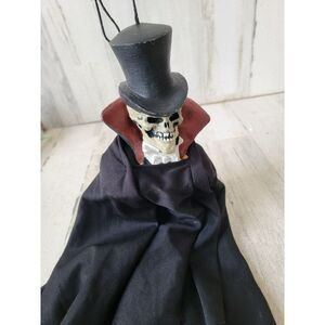 Paper magic group Skelton gentleman hanging head Halloween scary prop